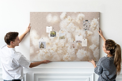 Kurkbord fijne witte bloemen op een neutrale achtergrond