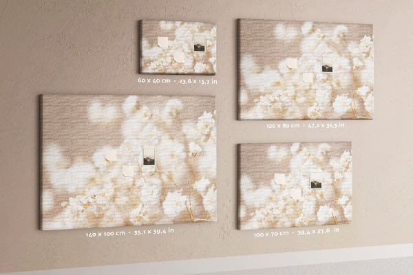 Kurkbord fijne witte bloemen op een neutrale achtergrond