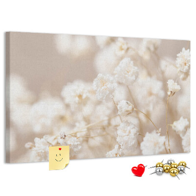 Kurkbord fijne witte bloemen op een neutrale achtergrond