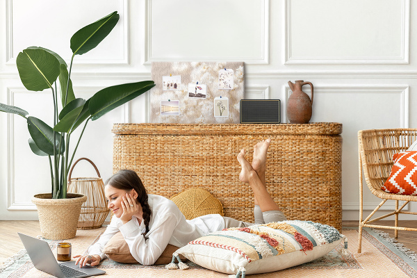 Kurkbord fijne witte bloemen op een neutrale achtergrond