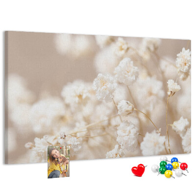 Kurkbord fijne witte bloemen op een neutrale achtergrond