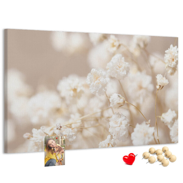 Kurkbord fijne witte bloemen op een neutrale achtergrond