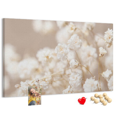 Kurkbord fijne witte bloemen op een neutrale achtergrond