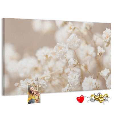 Kurkbord fijne witte bloemen op een neutrale achtergrond