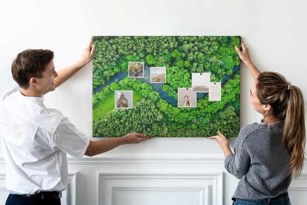 Kurk prikbord met een afbeelding van een groen landschap met een kronkelende rivier