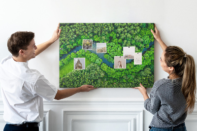 Kurk prikbord met een afbeelding van een groen landschap met een kronkelende rivier