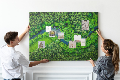 Kurk prikbord met een afbeelding van een groen landschap met een kronkelende rivier