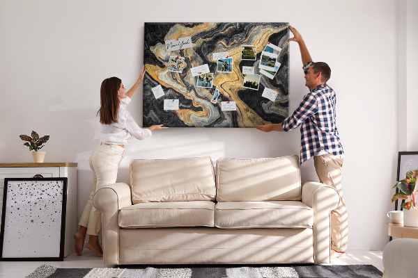 Kurkbord met een abstract patroon van gouden en zwarte golven