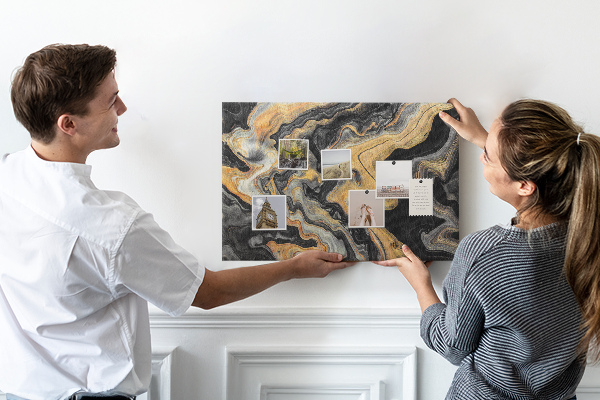 Kurkbord met een abstract patroon van gouden en zwarte golven