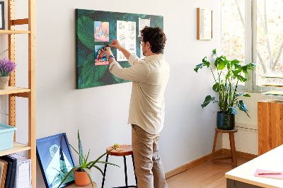 Prikbord met tropische bladeren op een donkere achtergrond