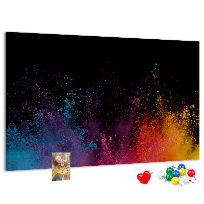 Kurkbord met een explosie van kleuren op een zwarte achtergrond