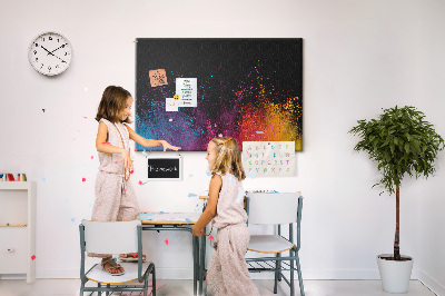 Kurkbord met een explosie van kleuren op een zwarte achtergrond