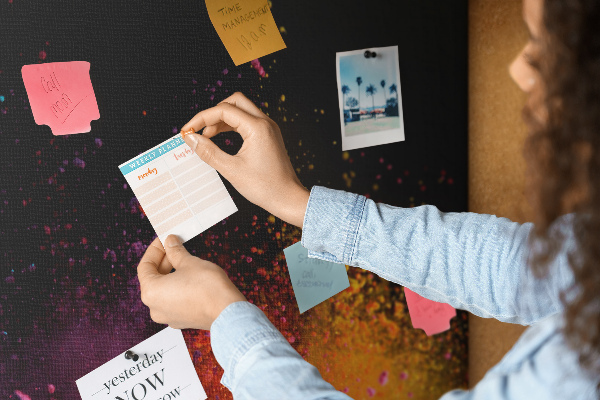 Kurkbord met een explosie van kleuren op een zwarte achtergrond