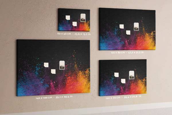 Kurkbord met een explosie van kleuren op een zwarte achtergrond