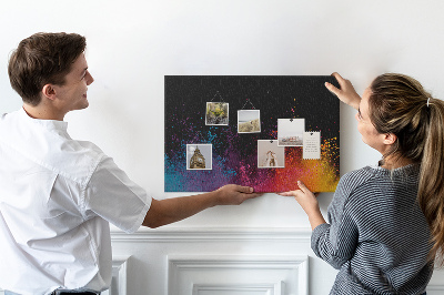 Kurkbord met een explosie van kleuren op een zwarte achtergrond