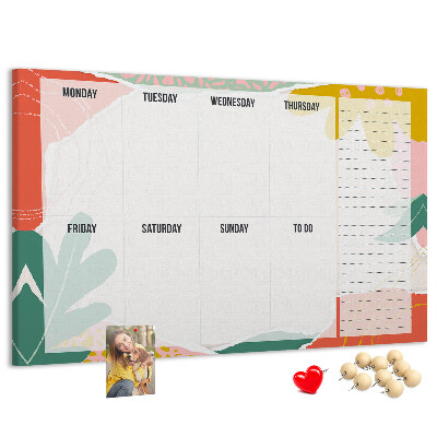 Kurkbord met bloemenkalender en kleurrijke accenten