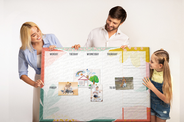 Kurkbord met bloemenkalender en kleurrijke accenten