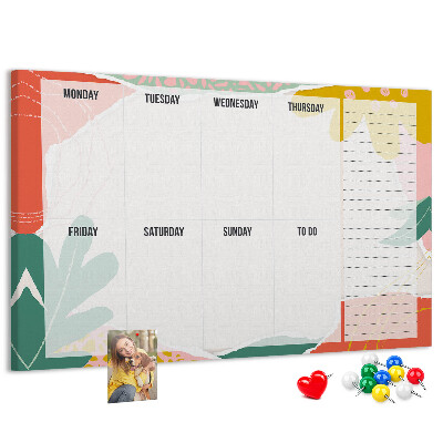 Kurkbord met bloemenkalender en kleurrijke accenten