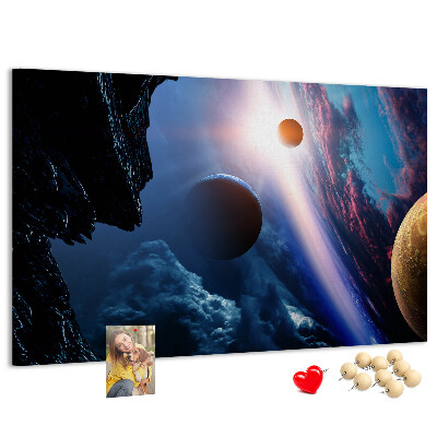 Kurk prikbord met ruimtelandschap met planeten en wolken