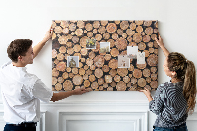 Prikbord met een patroon van natuurlijke boomstammen in een cirkel