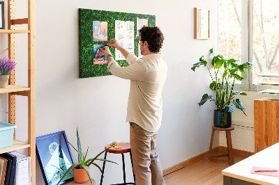 Kurken prikbord met groene muur en bladerrijk plantenpatroon