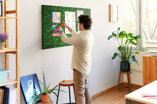 Kurken prikbord met groene muur en bladerrijk plantenpatroon