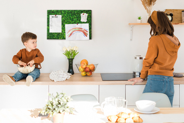 Kurken prikbord met groene muur en bladerrijk plantenpatroon
