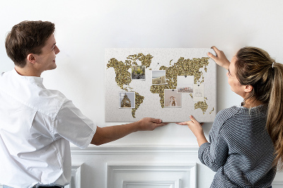 Kurkbord gouden wereldkaart op een witte achtergrond