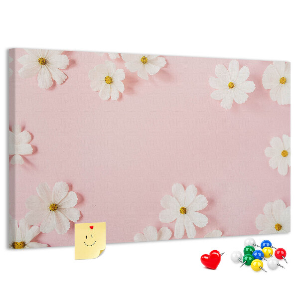 Prikbord met bloemenpatroon op een roze achtergrond