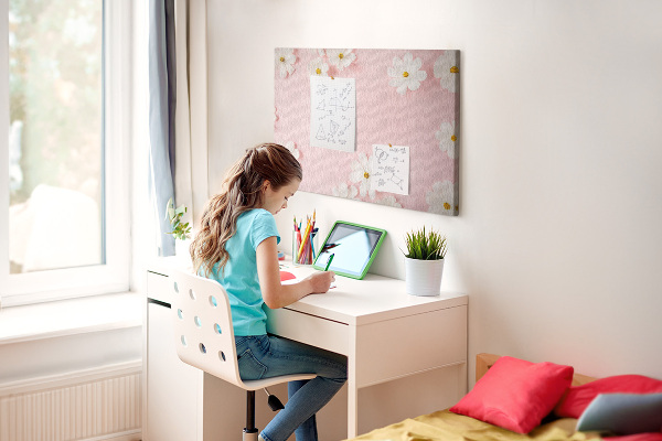 Prikbord met bloemenpatroon op een roze achtergrond