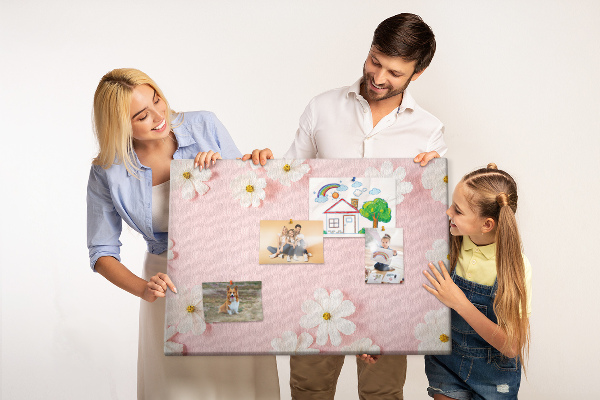 Prikbord met bloemenpatroon op een roze achtergrond