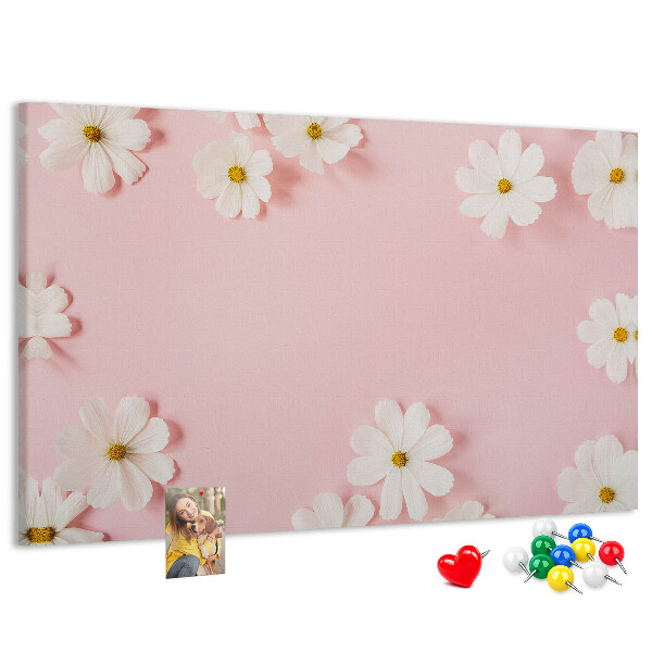 Prikbord met bloemenpatroon op een roze achtergrond