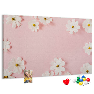 Prikbord met bloemenpatroon op een roze achtergrond