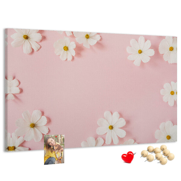 Prikbord met bloemenpatroon op een roze achtergrond