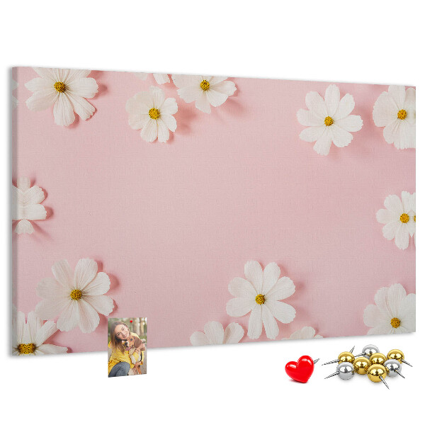 Prikbord met bloemenpatroon op een roze achtergrond