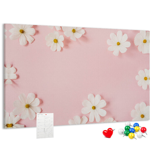 Prikbord met bloemenpatroon op een roze achtergrond