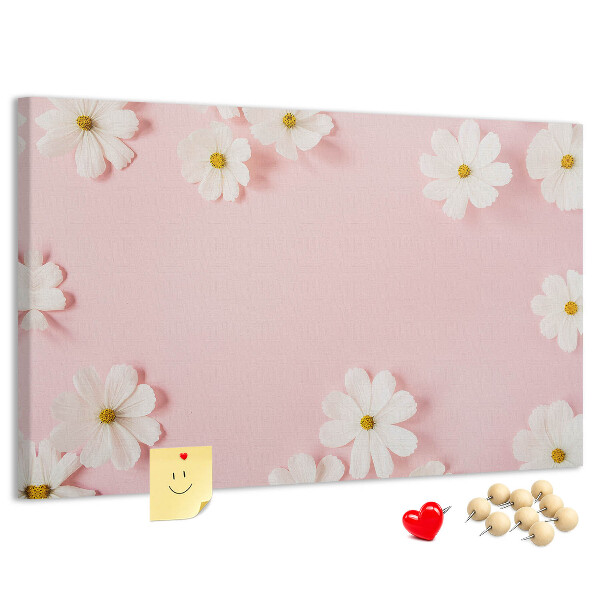 Prikbord met bloemenpatroon op een roze achtergrond