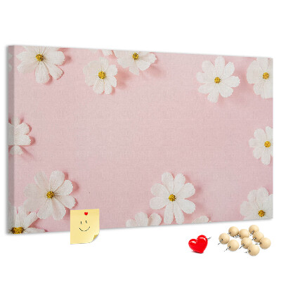 Prikbord met bloemenpatroon op een roze achtergrond