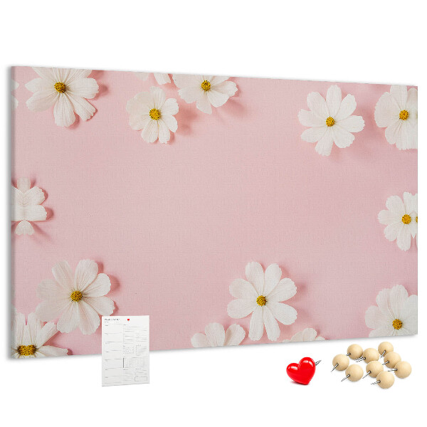 Prikbord met bloemenpatroon op een roze achtergrond