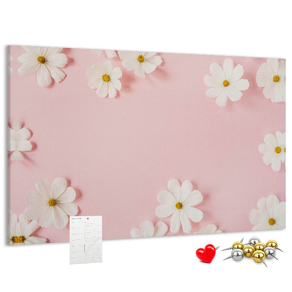 Prikbord met bloemenpatroon op een roze achtergrond