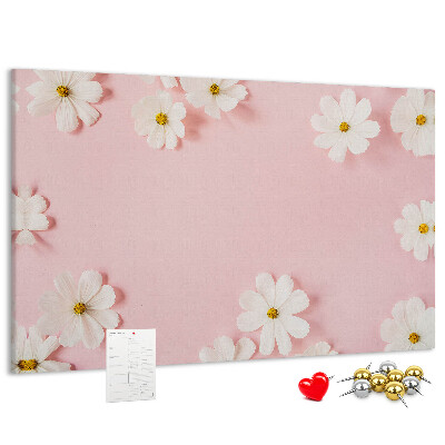 Prikbord met bloemenpatroon op een roze achtergrond