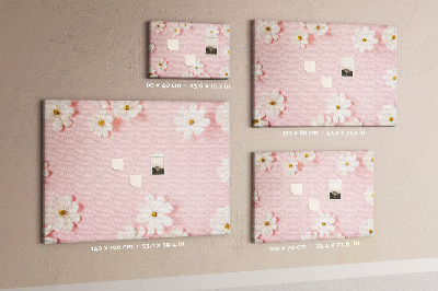 Prikbord met bloemenpatroon op een roze achtergrond