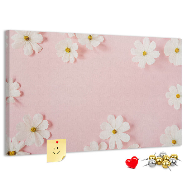Prikbord met bloemenpatroon op een roze achtergrond