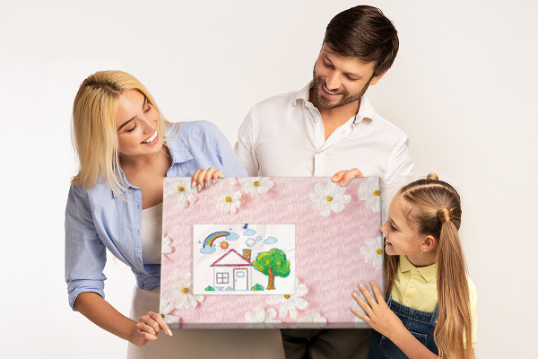 Prikbord met bloemenpatroon op een roze achtergrond