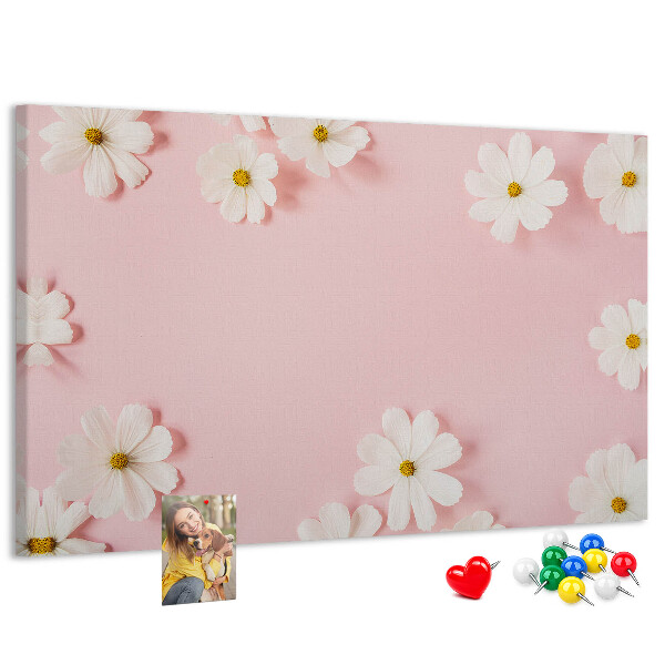 Prikbord met bloemenpatroon op een roze achtergrond