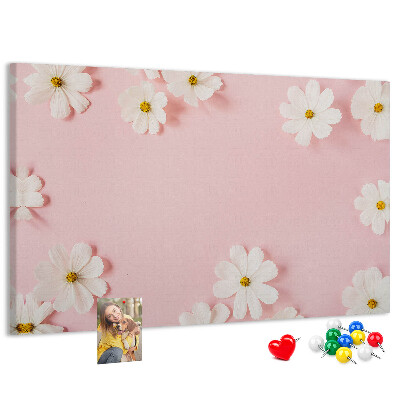 Prikbord met bloemenpatroon op een roze achtergrond