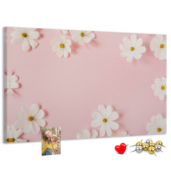 Prikbord met bloemenpatroon op een roze achtergrond