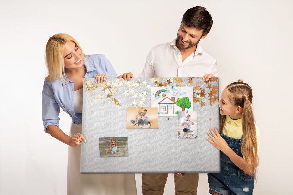 Kurkbord met gouden sterren op een grijze achtergrond