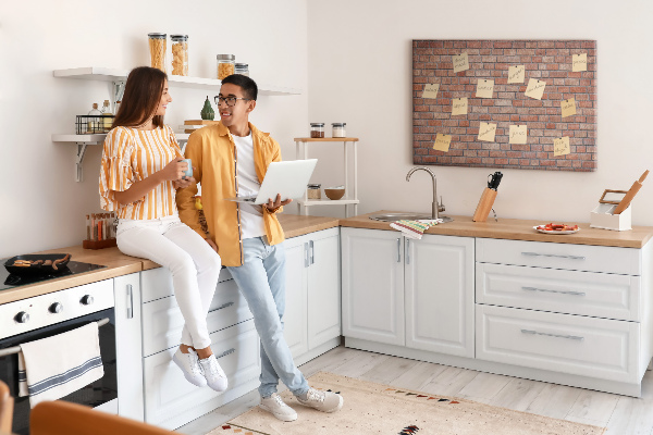 Prikbord met print van een bakstenen muur in warme tinten