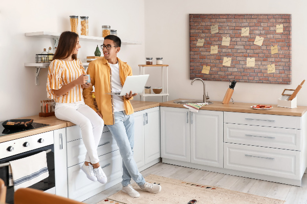 Prikbord met print van een bakstenen muur in warme tinten